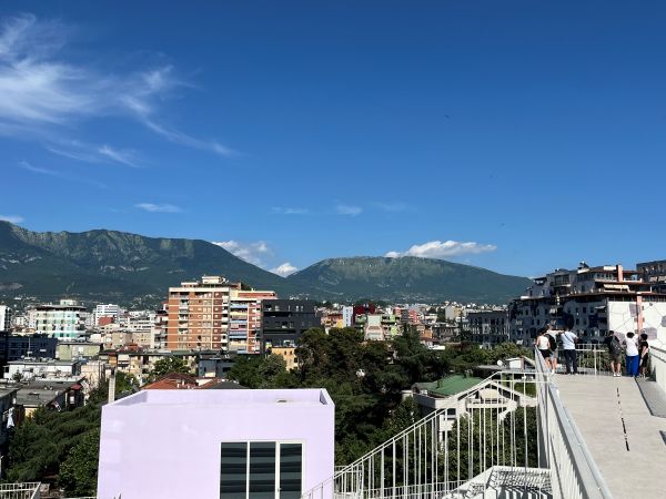 Vue de la Pyramide de Tirana