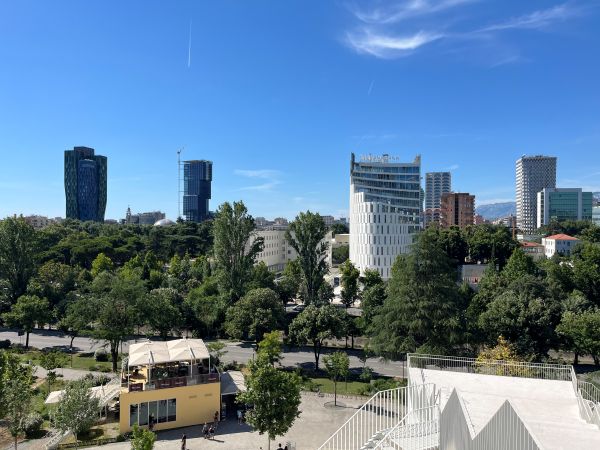 Vue de la Pyramide de Tirana