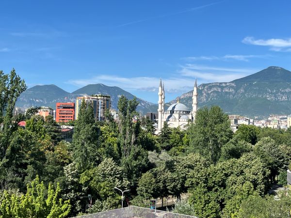 Vue de la Pyramide de Tirana