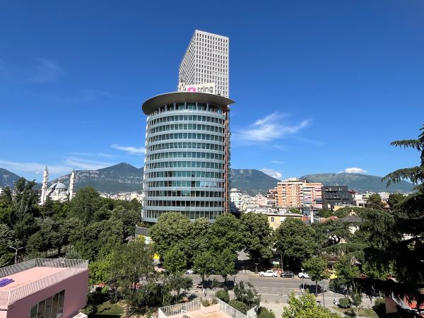 Vue de la Pyramide de Tirana