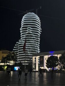 Skanderbeg Building la nuit